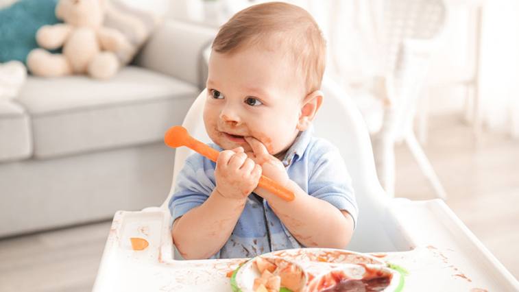 Koľko má priberať bábätko a ako začať s príkrmom