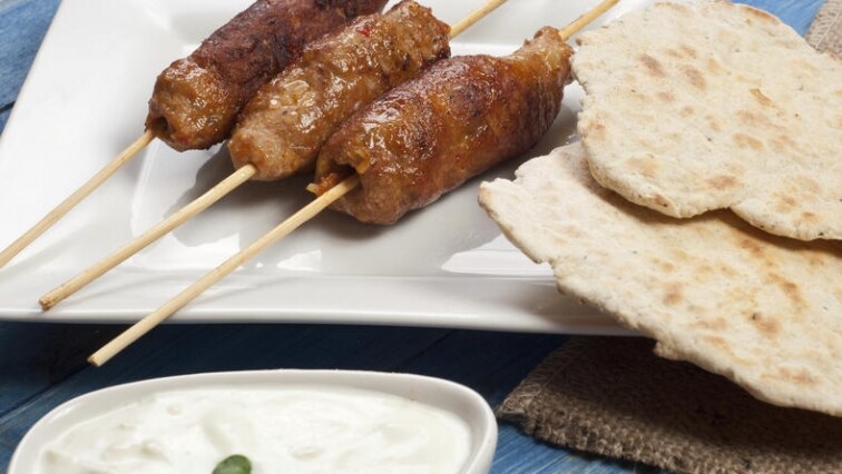 Grilované čevabčiči s tzatziki s nízkým obsahem laktózy