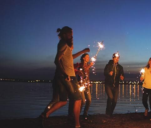 Nový rok sa vo svete oslavuje bozkami aj bitkou