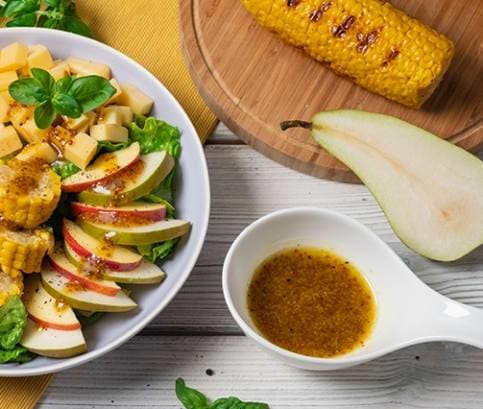 Friss saláta grillezett kukoricával, sajttal, tojással és gyümölcsökkel