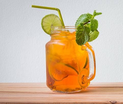 Ľadový čaj s pomarančom a jablkom