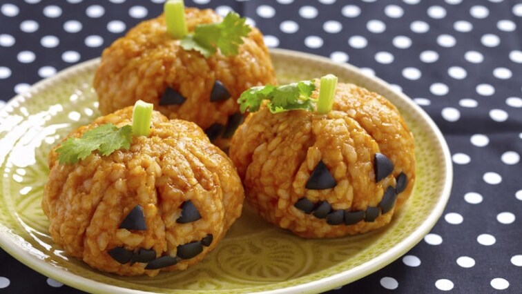 Halloweenské rýžové dýně s olivami a petrželkou