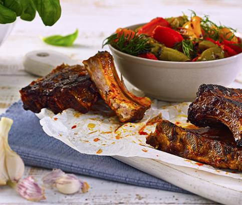 Grilované bravčové rebierka v marináde s nakladanými pečenými paprikami