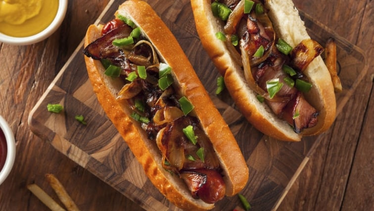 Párek v rohlíku s karamelizovanou cibulkou