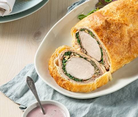 Bravčová sviečkovica so špenátom, zabalená v prosciutto šunke a lístkovom ceste podávaná s omáčkou z červeného vína