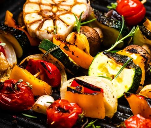 Sezóna grilování je tu. Jak grilovat ovoce a zeleninu