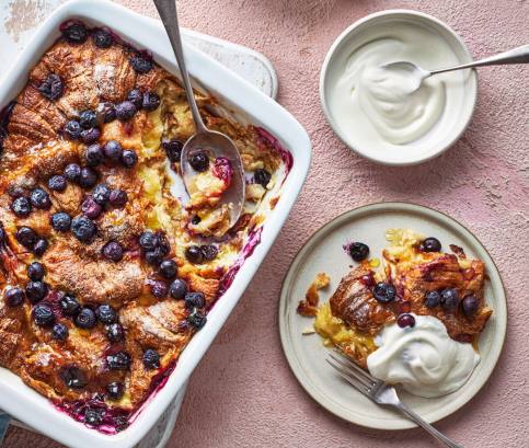 Áfonyás és citromos túrós croissant sütemény