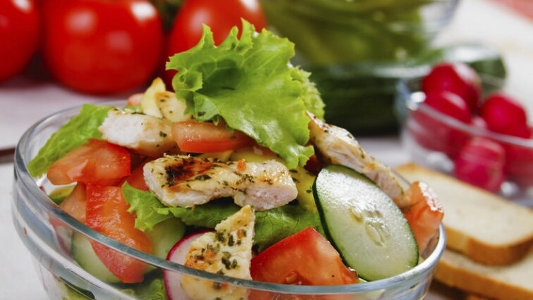 Zeleninový salát s kousky grilovaného kuřecího masa