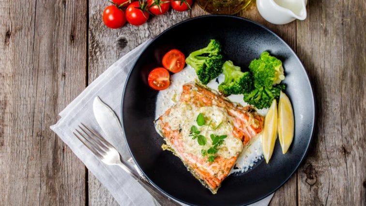 Restované filety z lososa ve smetanovo-vínové omáčce