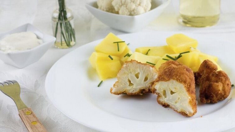 Smažený květák s vařenými bramborami a domácí majonézou