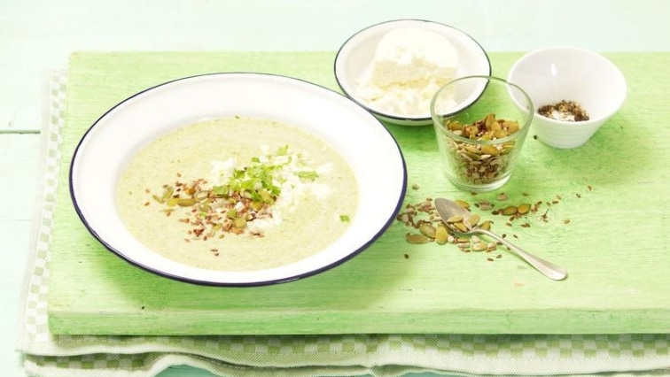 Brokolicová krémová polévka s čerstvým sýrem a praženými semínky