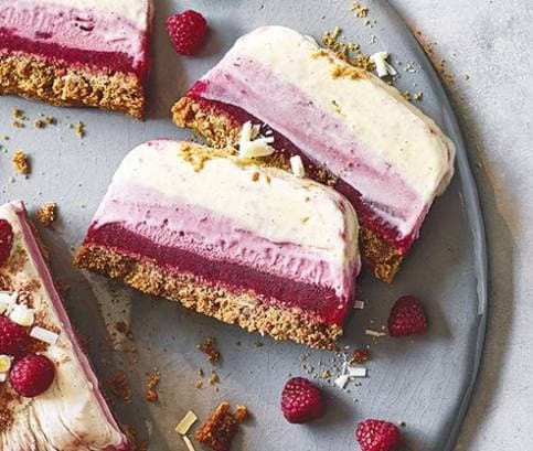 Így készül a málnás fagylalttorta