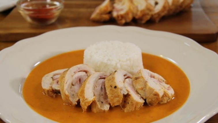 Kuřecí roládky se šunkou a sýrem v jemné paprikové omáčce