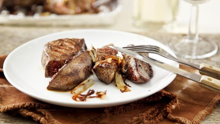 Vepřová játra na grilu zakapaná bílým vínem