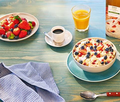 Vegánska ovsená kaša s čerstvým ovocím a kokosom