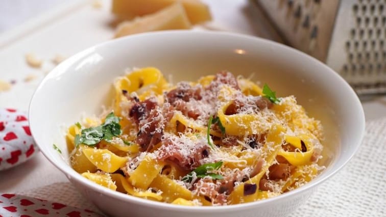 Tagliatelle al prosciutto (čerstvé tagliatelle s prosciuttem)