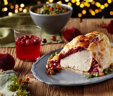 Krůtí prsa v listovém těstě s mladou mrkví a hráškem