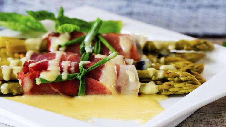 Zapečený chřest s parmskou šunkou