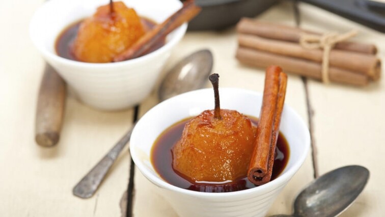 Opilé hrušky pošírované v kořeněném víně