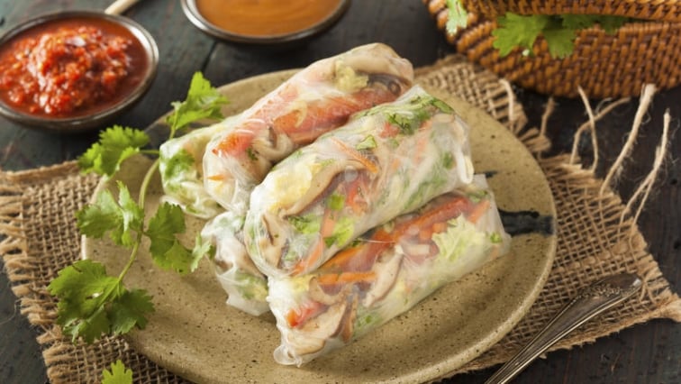 Vietnamské závitky s kuřecím masem a křupavou zeleninou