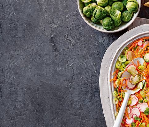 Salát z růžičkové kapusty, mrkve a zázvoru