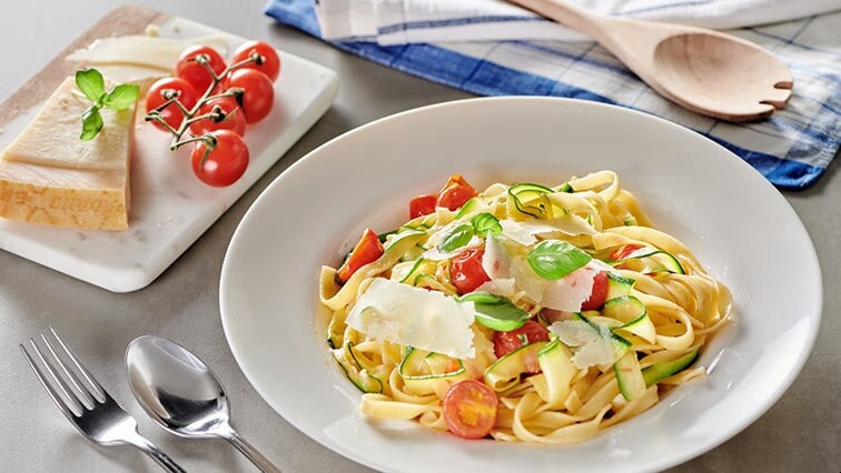 Těstoviny s cherry rajčátky, cuketou a parmezánem