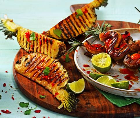 Vepřový bok v marinádě s černým pepřem, podávaný s grilovaným ananasem