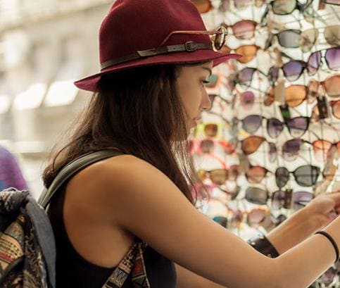 Levné sluneční brýle oči chrání, ale sledujte čísla