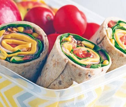 Tortilla s hummusom a zeleninou