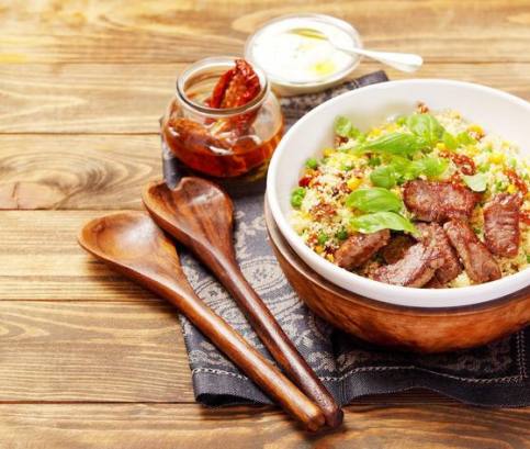 Kuskus s jehněčím masem, sušenými rajčaty, hráškem a kukuřicí