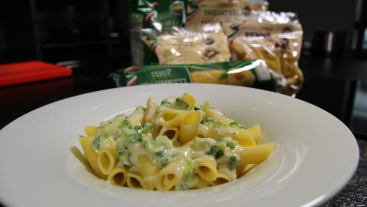 Rychlá sýrová omáčka na těstoviny s řapíkatým celerem a jarní cibulkou