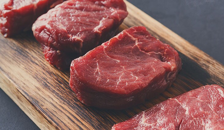 Ízletes marha steak grillezett zöldségekkel, joghurtos mártással 