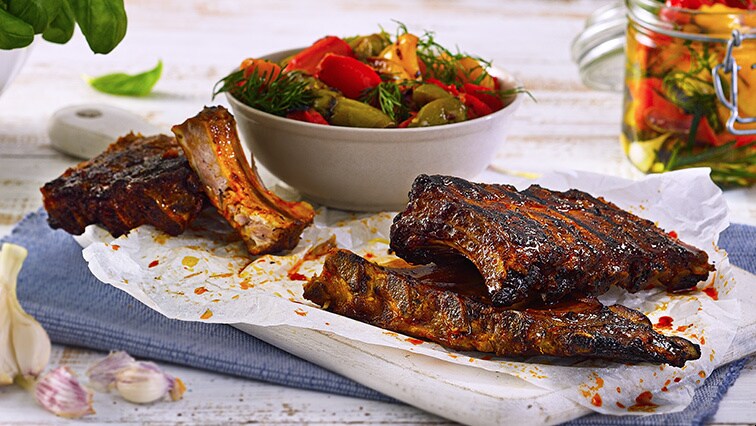 Grilovaná vepřová žebírka v marinádě s nakládanými pečenými paprikami