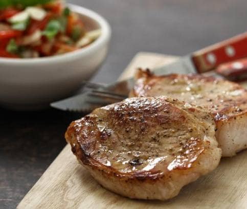 Telecí medailonky s rajčatovou salsou