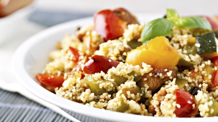 Bio kuskusový salát s paprikami, rajčaty a cuketou