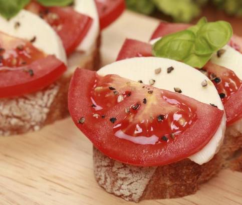 Středomořské jednohubky s mozzarellou