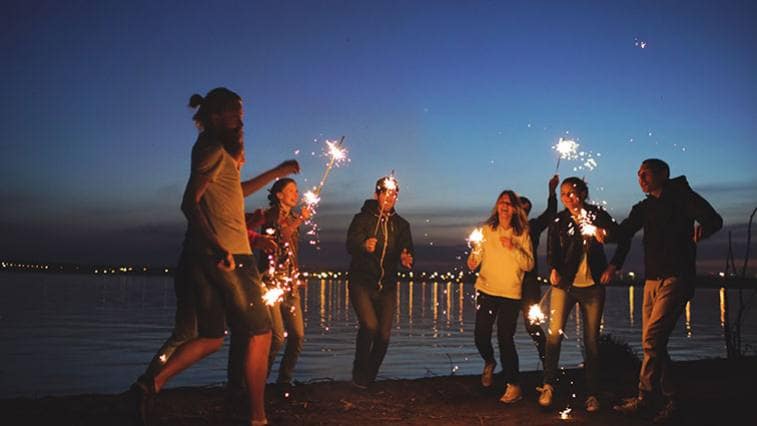 Az új év érkezését a világon csókokkal és veréssel is ünneplik