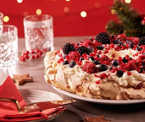 Pavlova torta s mascarpone v tvare vianočného venca