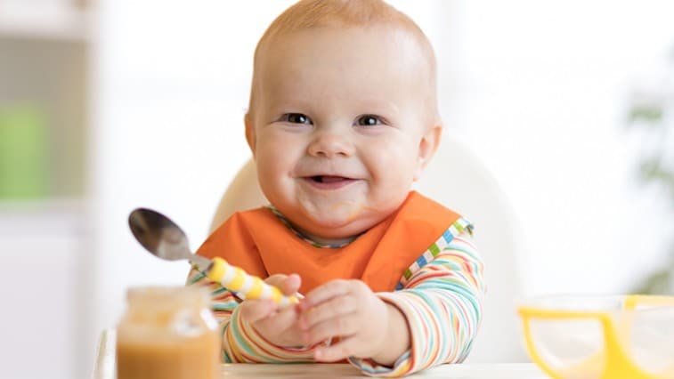 5 tipů, jak miminko nadobro odnaučit házet jídlo na zem