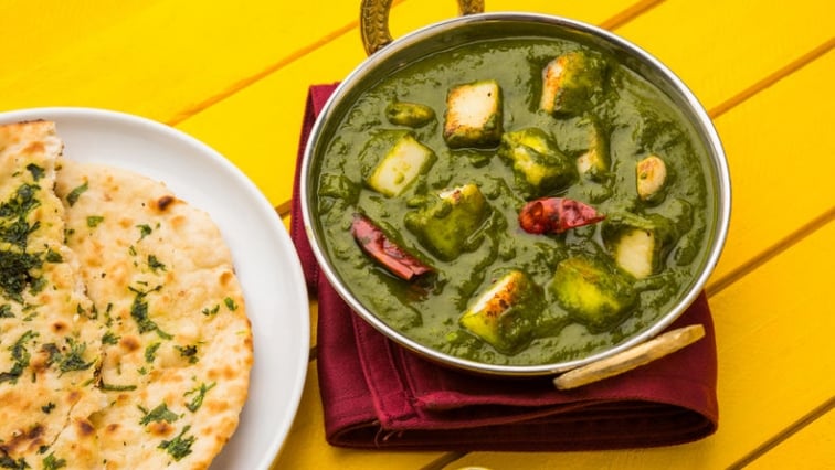Indický palak paneer s domácími plackami čapátí