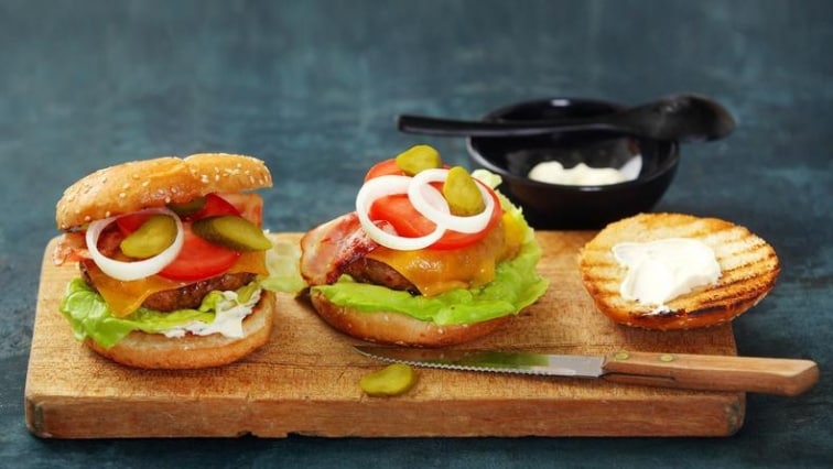 Domácí burger s čedarem nakládanou okurkou a cibulí