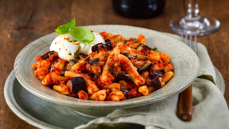 Těstoviny s pikantní lilkovou omáčkou s mozzarellou