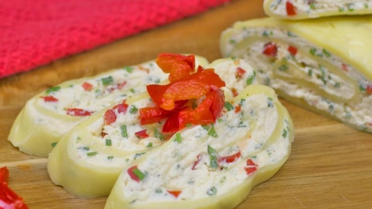 Sýrová roláda s máslovou náplní s kapiemi a čerstvou petrželkou