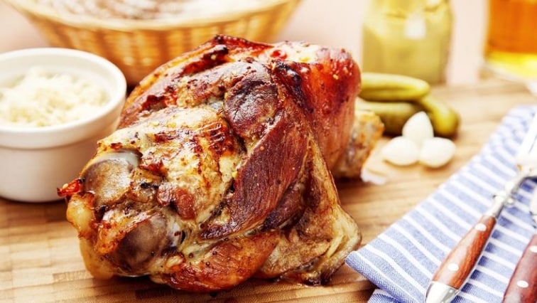 Vařené koleno s hořčicí a křenem