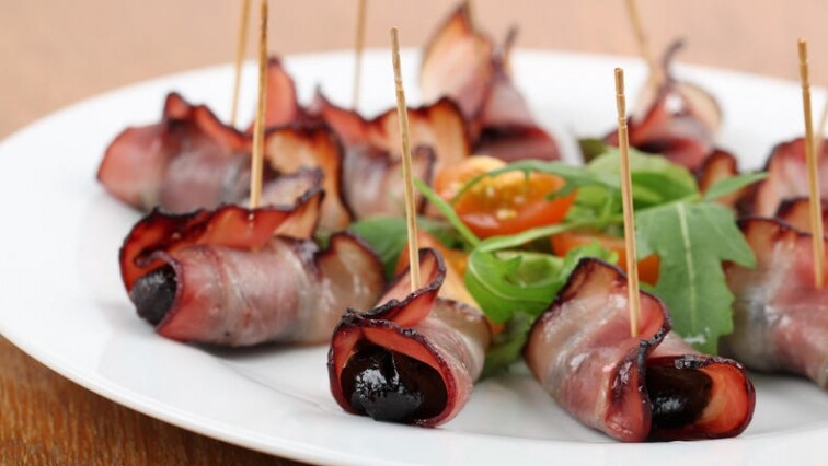 Opilé švestky obalované slaninou