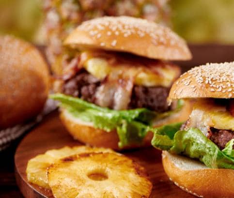 Slaninovo - ananasový burger