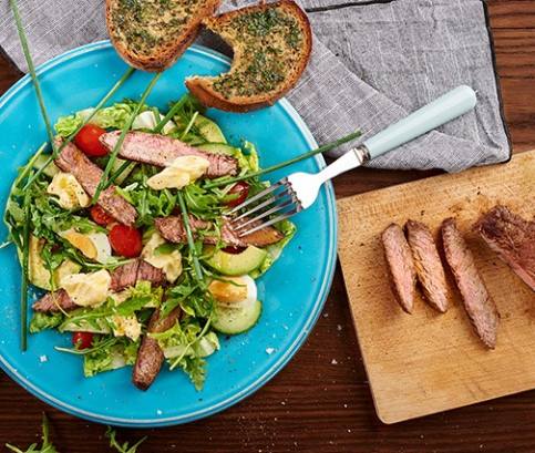 Steak saláta fűszeres kenyérrel