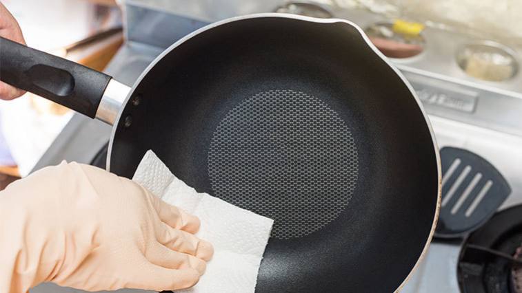 Návod, jak jemně odstranit spáleniny jídla z hrnců a pánviček
