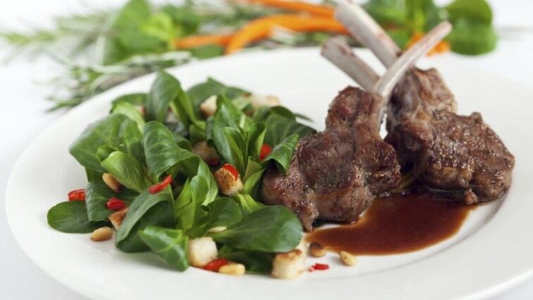 Romantická večeře pro dva: jehněčí kotletky s lehkým salátkem