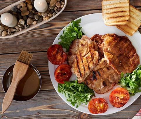 Medovo-hořčicové vepřové kotlety na grilu